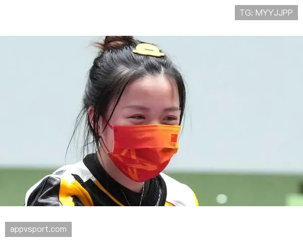 杨倩家的冰箱里塞满了奥运金牌同款小黄鸭，邻居说她买菜都用冠军积分换